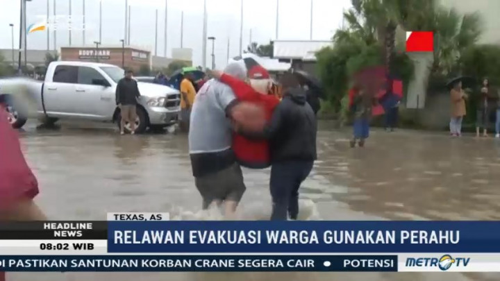 Relawan Evakuasi Warga Texas yang Terjebak Banjir