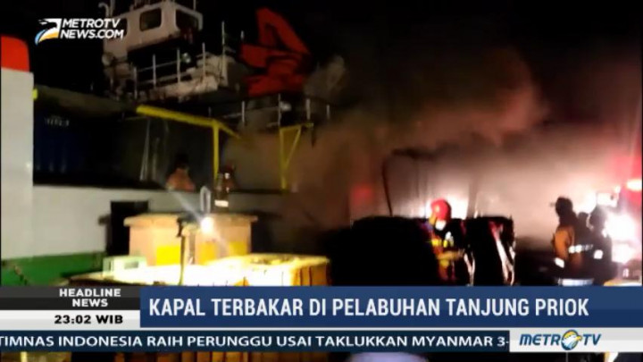 Sebuah Kapal Terbakar di Pelabuhan Tanjung Priok