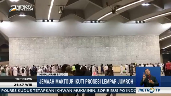Jemaah Maktour Lakukan Lempar Jumrah