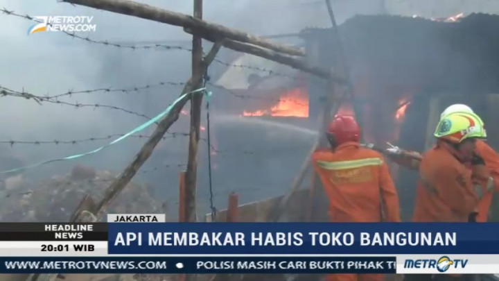 Toko Material di Cipinang Ludes Terbakar