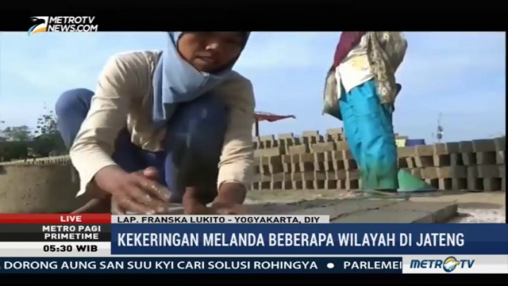 Kekeringan, Petani di Brebes Beralih Profesi Jadi Pengrajin Batu Bata