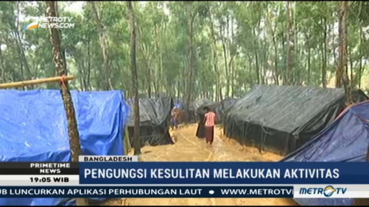 Pengungsi Rohingya Bertahan di Tengah Cuaca Buruk