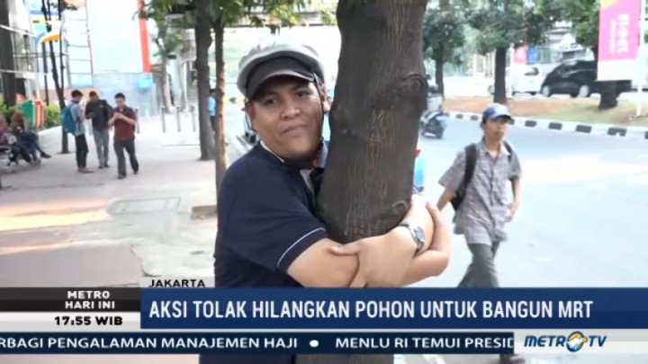 Aktivis Gelar Aksi Peluk Pohon di Trotoar Sudirman