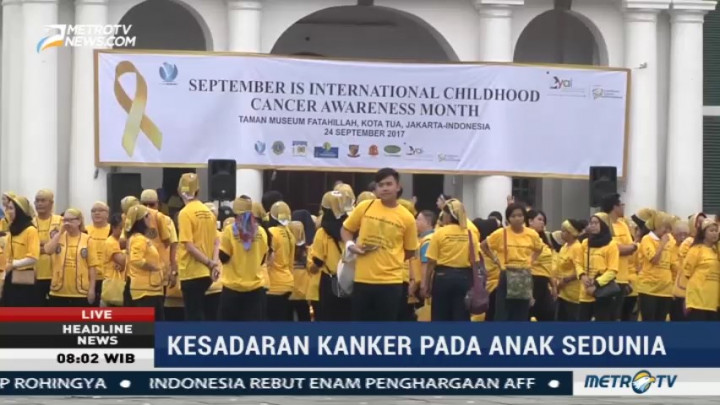 Ratusan Relawan Bentuk Konfigurasi Pita Emas