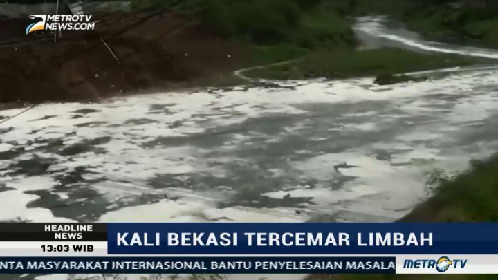 Berubah Kehitaman, Kali Bekasi Tercemar Limbah Pabrik