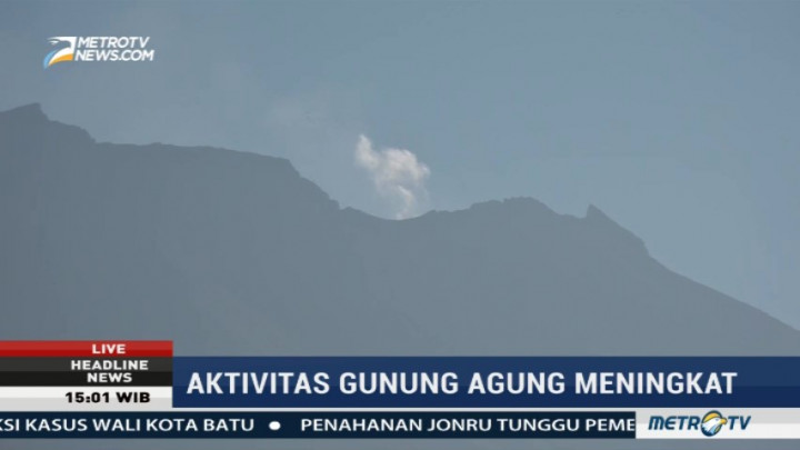 Gunung Agung Mulai Retak dan Semburkan Awan Putih