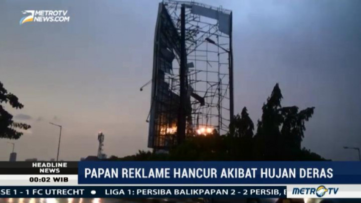 Papan Reklame Hancur Diterjang Hujan dan Angin Kencang