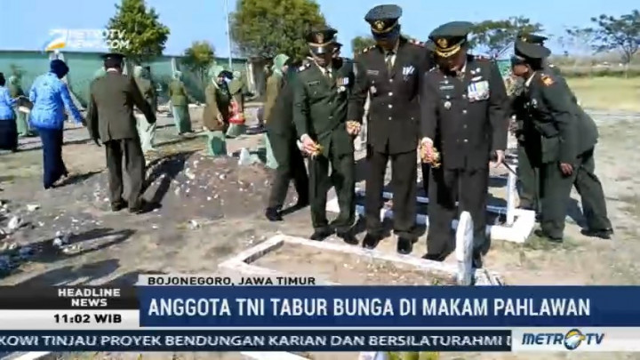 Puluhan Anggota TNI Tabur Bunga di Makam Pahlawan
