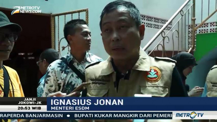 Aksi Menteri Jonan Saat Kerja Bakti Bersihkan Rumah Ibadah