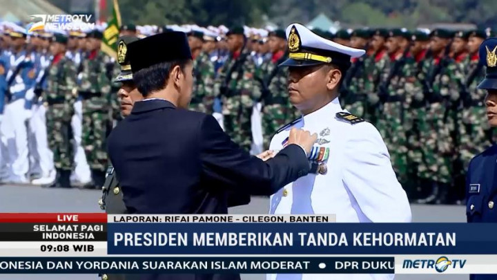 Jokowi Anugerahkan Tanda Kehormatan untuk Tiga Prajurit TNI