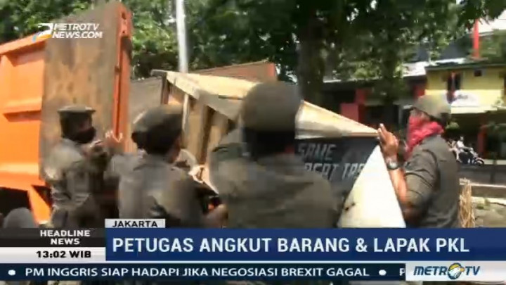Satpol PP Bongkar Bangunan Liar di Matraman