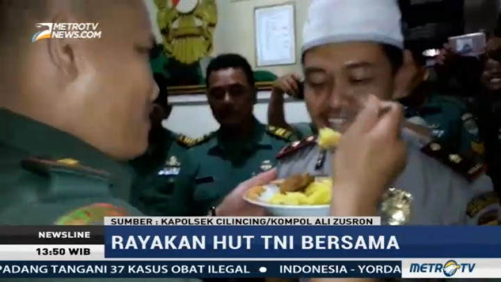 Rayakan HUT TNI, Kapolsek Cilincing Berikan Tumpeng untuk Danramil