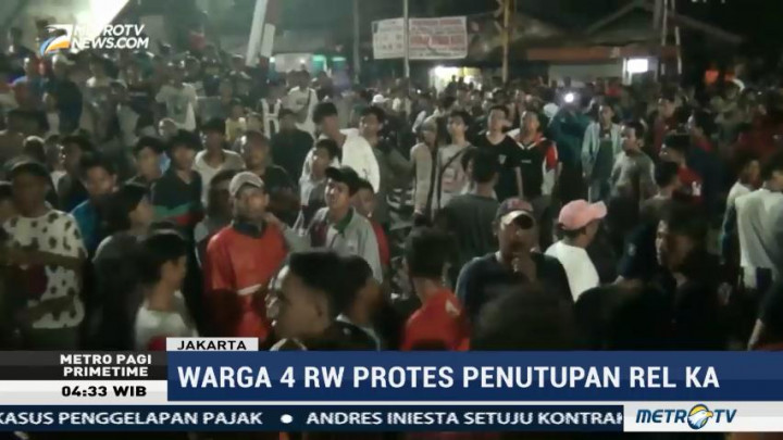 Warga Protes Penutupan Pelintasan Rel Kereta di Hasyim Ashari