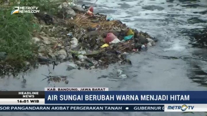 Air Sungai Cikijing di Rancaekek Berubah Hitam dan Berbau