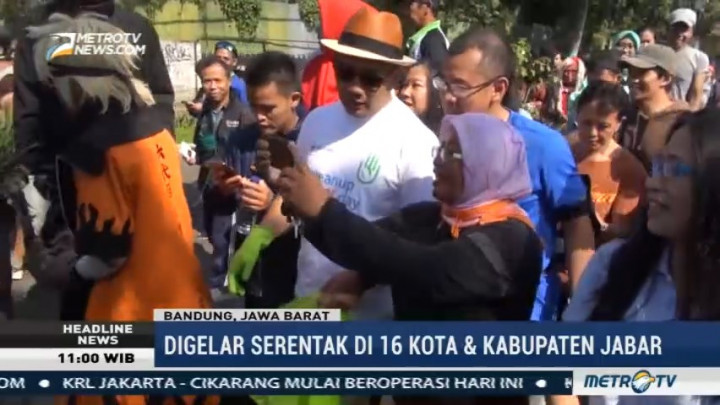 Ridwan Kamil dan Warga Bandung Pungut Sampah di CFD Dago