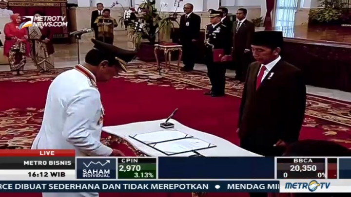 Jokowi Lantik Sri Sultan Hamengkubuwono X di Istana