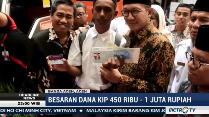 Menag Bagikan 63 Ribu KIP di Aceh