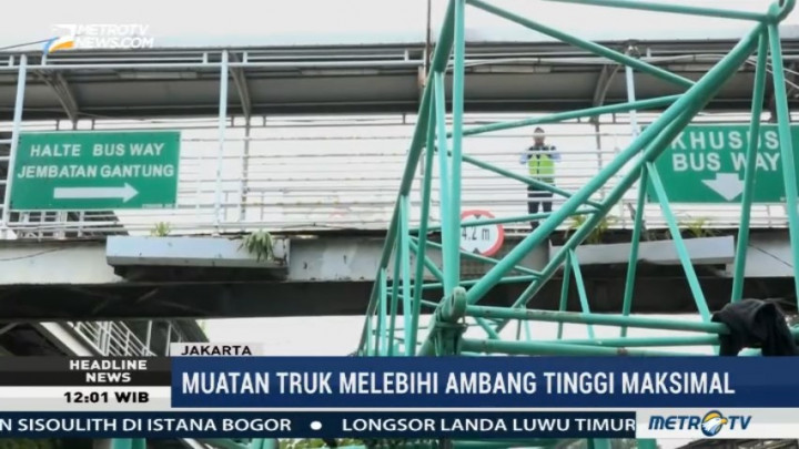Truk Kontainer Tersangkut di JPO Jembatan Gantung Daan Mogot