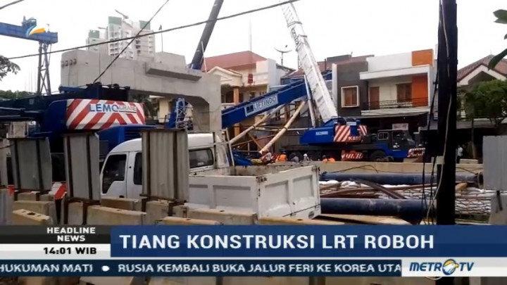 Roboh, Tiang Konstruksi LRT Timpa Rumah Warga di Kelapa Gading