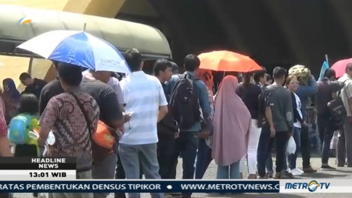 Ratusan Warga DKI Antre Cetak KTP-el di TMII