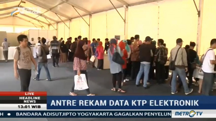 Warga Masih Antre Rekam Data KTP-el di TMII