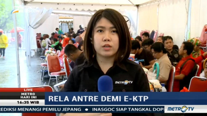 Meski Diguyur Hujan, Pendaftar KTP-el Masih Padati TMII