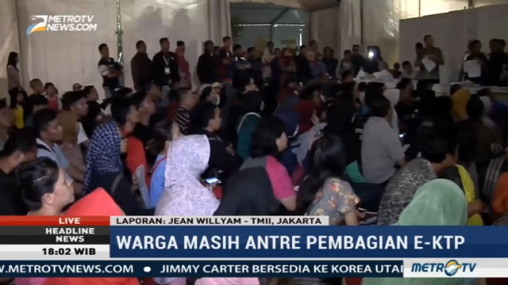 Warga Masih Antre Pembagian KTP-el di TMII