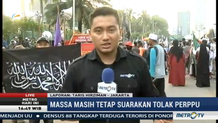 Massa yang Menolak Perppu Ormas Masih Bertahan di DPR