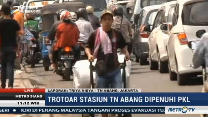 PKL dan Parkir Liar Buat Lalu Lintas di Tanah Abang Tersendat