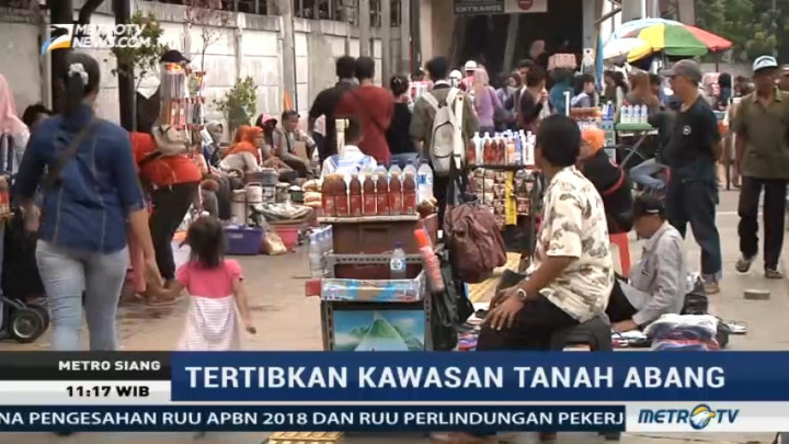 Meski Sering Dirazia PKL Tanah Abang Tetap Berjualan di Trotoar