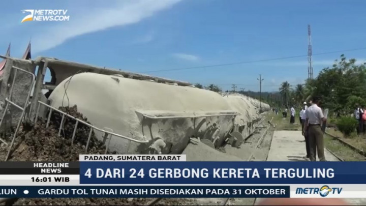 4 Gerbong Kereta Pengangkut Semen Terguling di Padang
