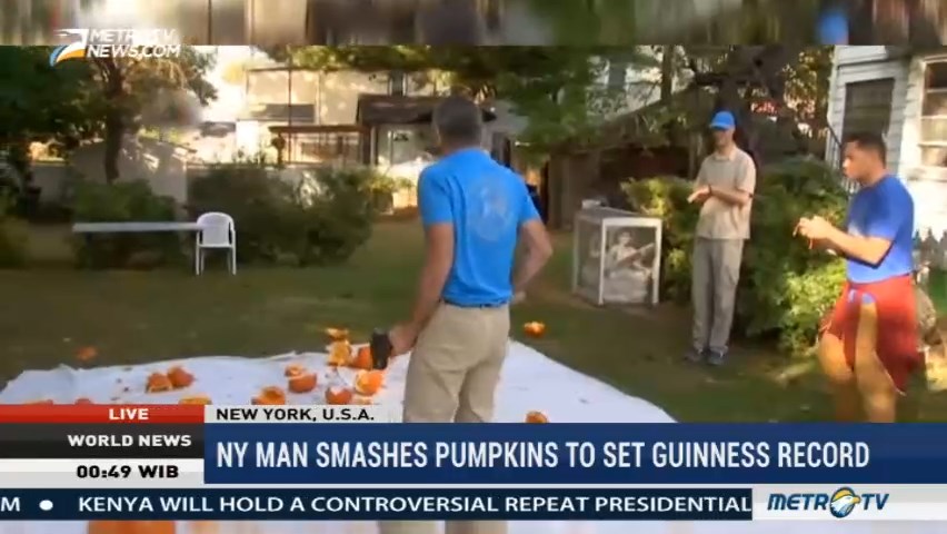 New York Man Smashes Pumpkins to Set Guinness Record