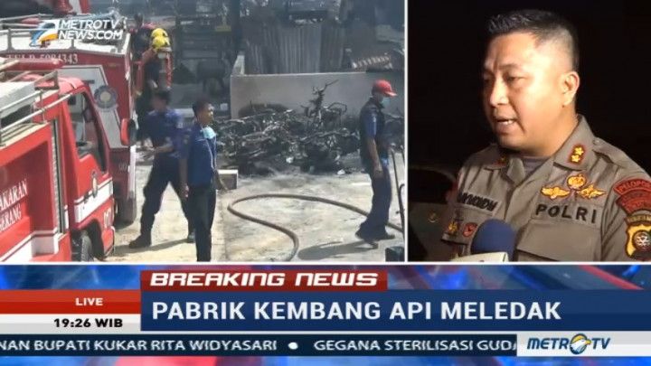 Warga & Polisi Jebol Dinding Pabrik Petasan untuk Selamatkan Pekerja