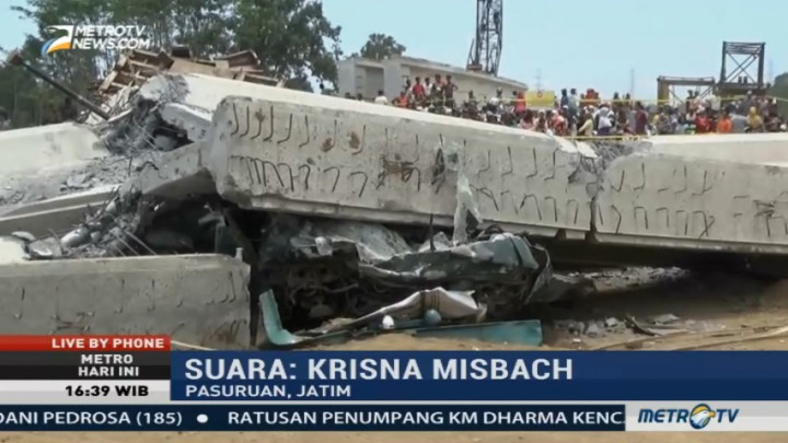 Polisi Berjaga di Lokasi Ambruknya Konstruksi Tol Pasuruan-Probolinggo