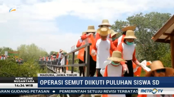 Puluhan Siswa SD di Madura Bersihkan Sampah Tepi Pantai