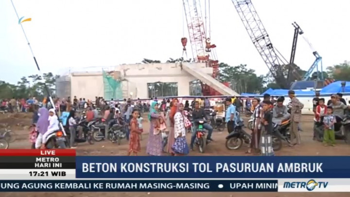 Warga Padati Lokasi Ambruknya Jembatan Tol Pasuruan