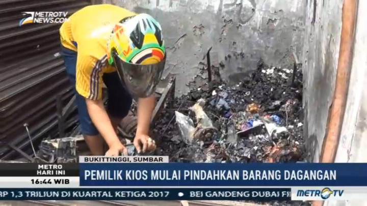 Pemilik Kios di Pasar Atas Bukittinggi Pindahkan Barang Sisa Kebakaran