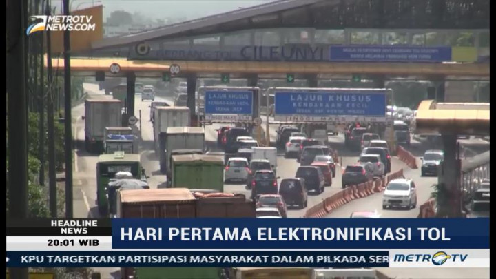 Hari Pertama Elektronifikasi, Terjadi Penumpukan Kendaraan di Gerbang Tol Cileunyi