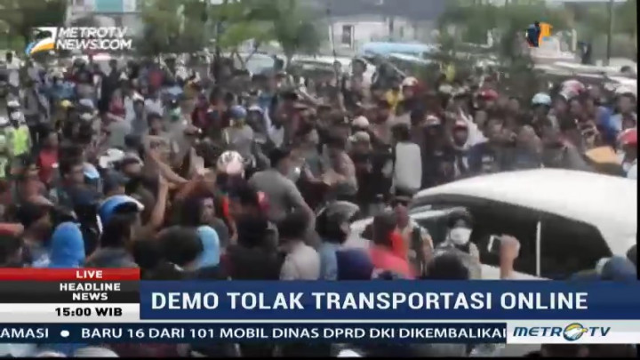 Unjuk Rasa Penolakan Transportasi Online di Makassar Ricuh