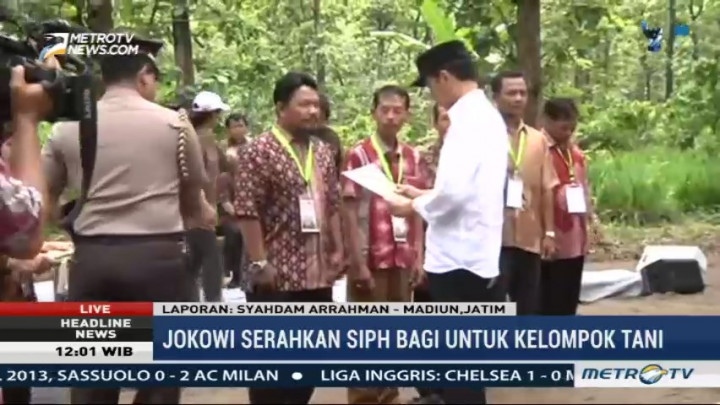Jokowi Bagikan Surat Izin Pemanfaatan Hutan di Madiun