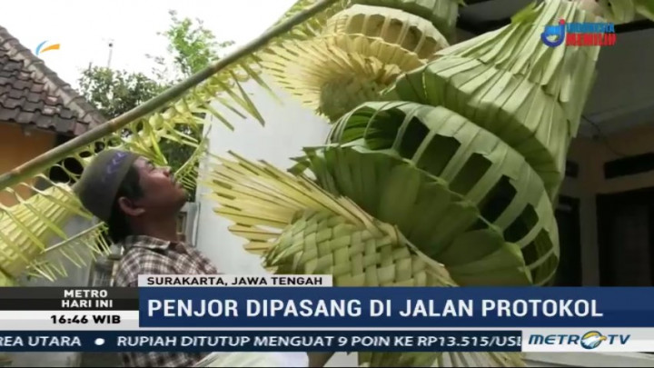 Warga Sukarela Buat 10 Penjor untuk Pernikahan Kahiyang-Bobby