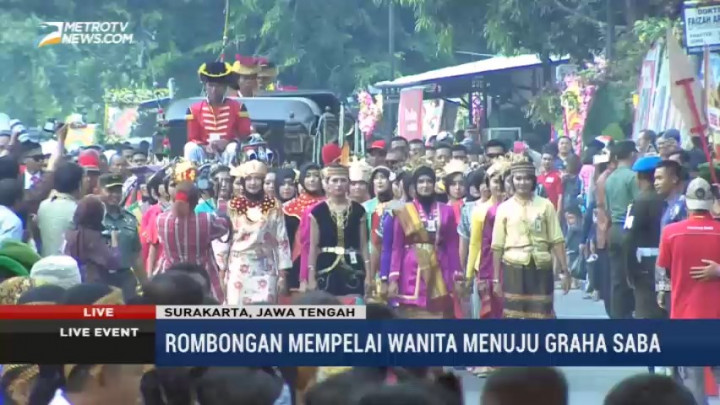 Parade Pakaian Adat Iringi Rombongan Kahiyang