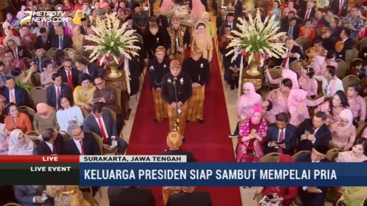Keluarga Jokowi Menyambut Mempelai Pria