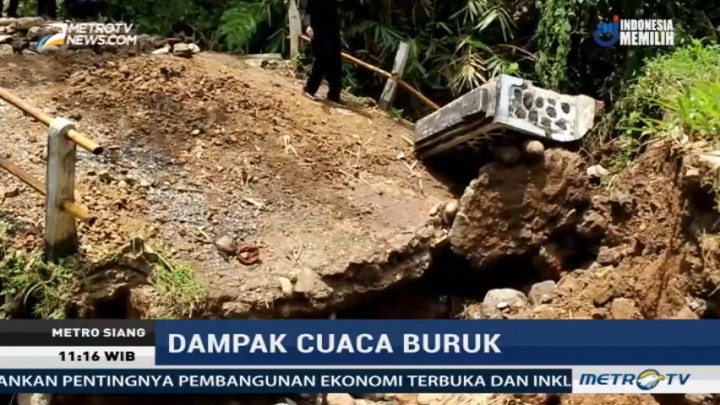 Jembatan Penghubung Antarkecamatan di Garut Putus Tergerus Arus Sungai
