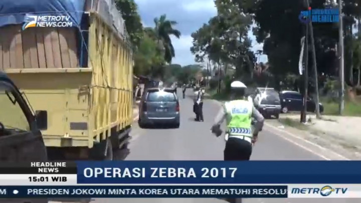 Hindari Razia, Pengendara Mobil Nekat Hendak Tabrak Polisi