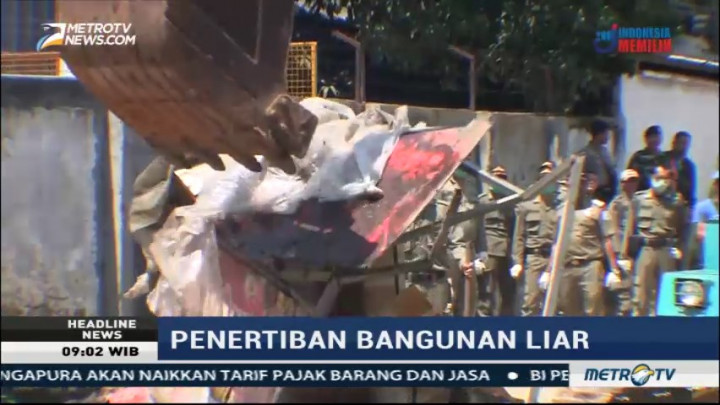 Petugas Tertibkan Bangunan Liar di Jalan Industri Cimahi