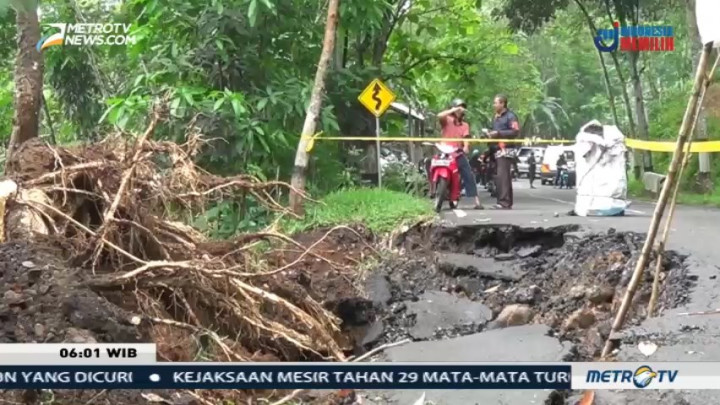 Jalan Penghubung Kabupaten Semarang-Salatiga Ambles Sedalam 2 Meter