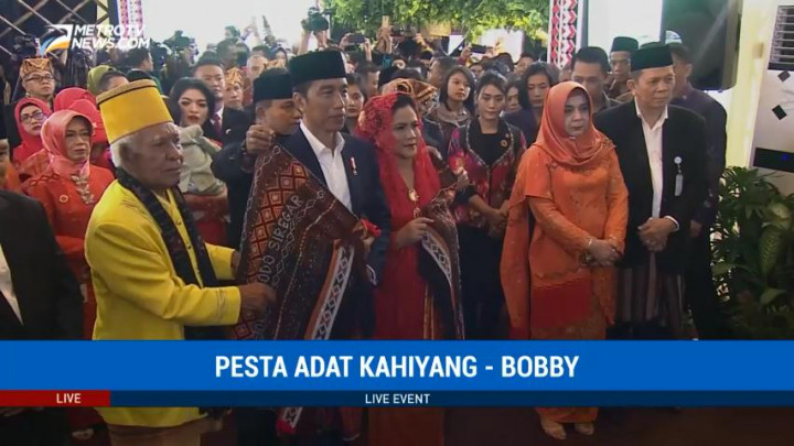 Prosesi Pemberian Ulos Kepada Jokowi-Iriana