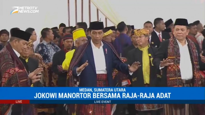 Jokowi Manortor Bersama Raja-raja Adat