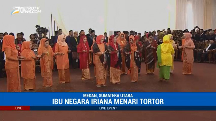 Iriana Jokowi Manortor di Pesta Adat Kahiyang-Bobby